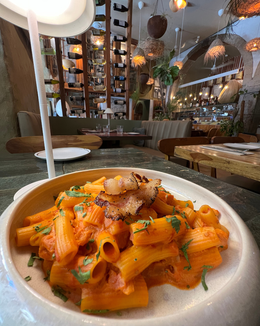 Prato Matteo — maccheroni com molho de tomate, vodka e guanciale