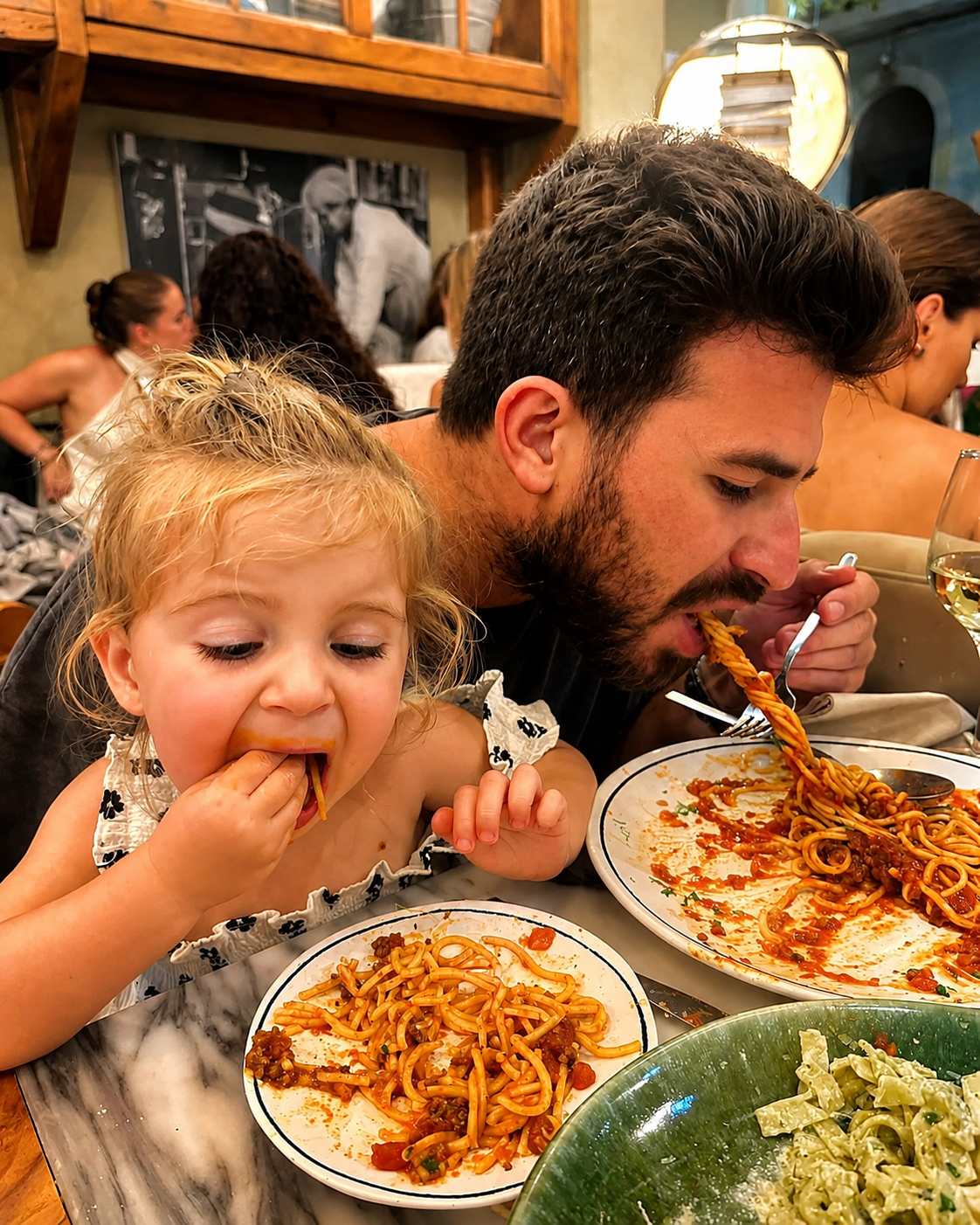 Pratos de pasta fresca servidos na mesa da Fabbrica